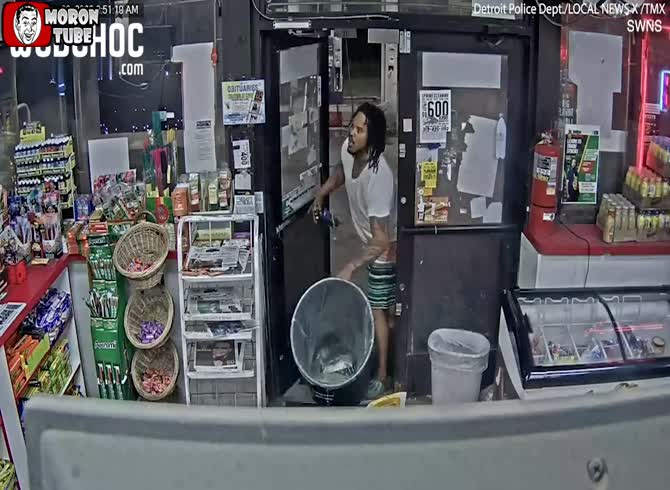 Video :While an employee is still inside, a man sets a petrol station on fire